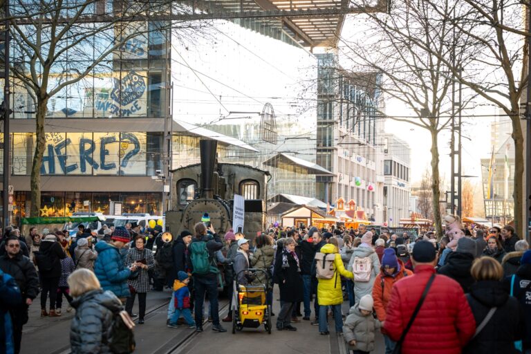Große Menschenmenge im Chemnitzer Stadtzentrum